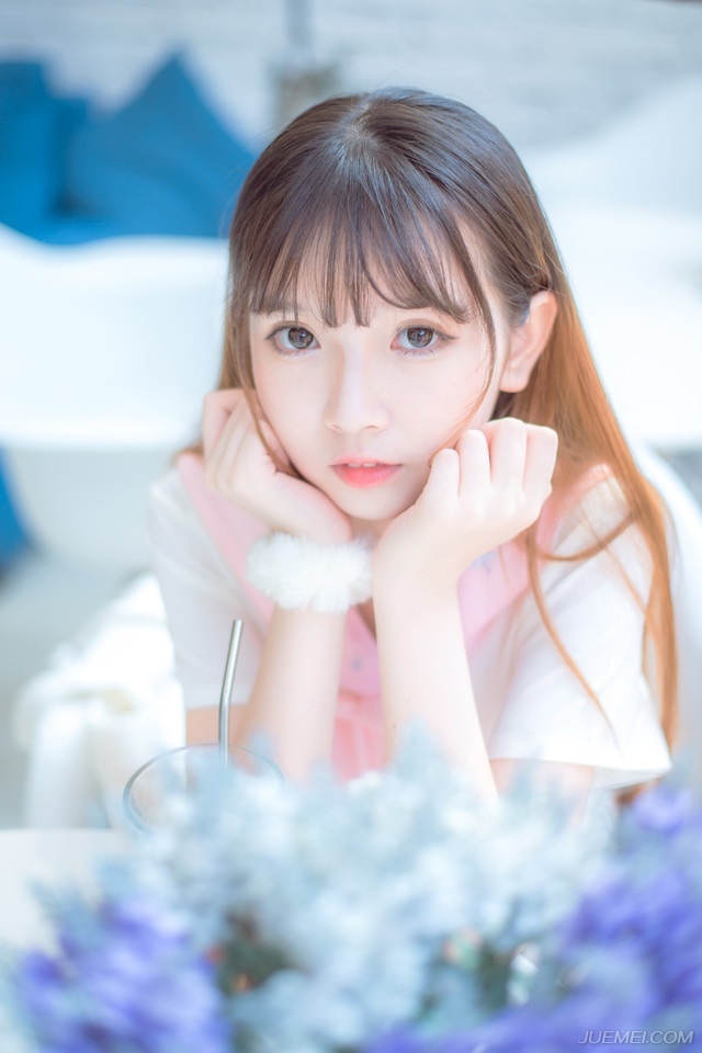 大乔面色立时变得惨白，连忙看向小乔怒斥道：“妹妹在胡说什么？军国大事，妇道人家不得掺和。”